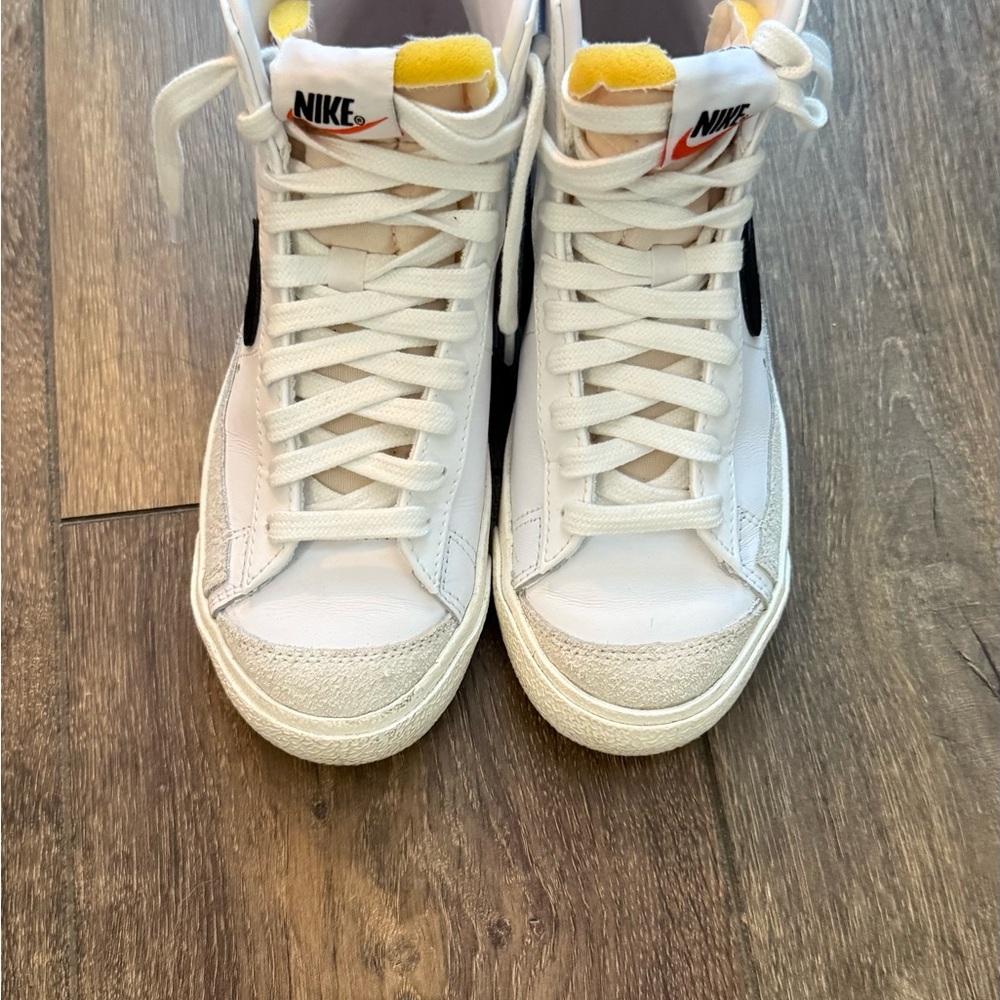 Nike Women's Blazer Mid 77 Sneakers - Picture 6 of 6